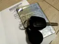 Kluczyki do auta, dowód rejestracyjny i polisa OC. Brak ważnego OC to kara, której lepiej uniknąć.
