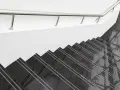 Nowe schody lastryko, elegancka metamorfoza z błyszczącym poręczem.