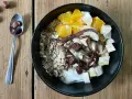 Pyszna owsianka z nutellą, bananem, pomarańczą i orzechami laskowymi. Idealne śniadanie dla łasuchów.