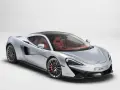 Srebrny McLaren 570GT z czerwonym wnętrzem. Zastanawiasz się nad mclaren cena?