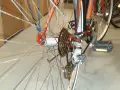 Detaljbild av cykelns bakhjul med kassett och växel. Förbereder för att byta bakhjul på cykeln med 3 växlar.