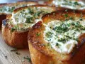 Geröstetes Schwarzbrot mit Frischkäse und Kräutern, perfekt zum Frühstück oder als Snack.