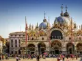 La Basilica di San Marco a Venezia, un capolavoro di architettura e storia, brulica di turisti.