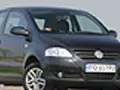 Czarny VW Fox z polskimi tablicami rejestracyjnymi stoi na tle zieleni.