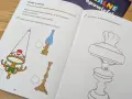 Książka z zadaniami dla dzieci, na stronach rysunki świec i lamp naftowych, zachęcające do nauki i zabawy.