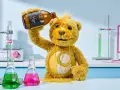 Ein Teddybär kippt eine Flasche Vitamin C über sich. Das ist wohl zu viel Vitamin C!
