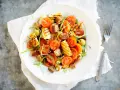 En härlig halloumi sallad med körsbärstomater, krutonger och gröna oliver.