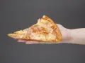 Ile waży kawałek pizzy? Sprawdź, co wpływa na gramaturę!