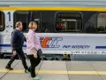 Para podróżuje obok pociągu PKP Intercity, który może zabrać ich z Rzeszowa do Krakowa.