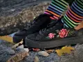 Jakie skarpetki do sneakersów – unikaj błędów w stylizacji