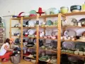 Wybierasz, co kupić w Portugalii? W sklepie z ceramiką znajdziesz piękne talerze, miski i kubki.