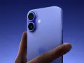 Dłoń trzyma niebieski iPhone 11.