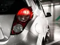 Tylna lampa srebrnego samochodu, gotowego do parkowania. Asystent parkowania ułatwi manewr.