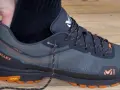 Test de chaussure de randonnée Millet. Faut-il prendre une pointure au-dessus pour marcher ? Le pouce vérifie l'espace avant le gros orteil.
