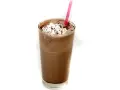 Un delizioso frappè al cioccolato con panna montata e una cannuccia rosa.