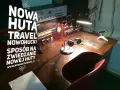 Biurko z retro sprzętem, lampką i mikrofonem. Odkryj podziemną Nową Hutę z Nowa Huta Travel.