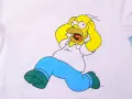 Żółta postać z bajki, Homer Simpson, biegnie w panice, trzymając się za głowę.