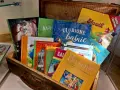 Książki z baśniami Andersena ułożone w kufrze. Wśród nich "Najpiękniejsze baśnie", "Ulubione baśnie" i "Słowik".