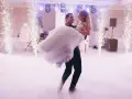 Para młoda w chmurach dymu i iskier, celebrująca pierwsze tańce weselne.