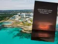 Widok na kurort na Cyprze z plażą i morzem. Nałożony tekst sugeruje, czy Cypr jest bezpieczny, pokazując wybuchy rakiet.