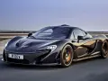 Czarny McLaren P1 w ruchu, z widocznym numerem rejestracyjnym PI 00V. Jego cena jest astronomiczna, ale wygląd zapiera dech.