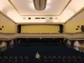 Leere Reihen im Babylon Kino Berlin. Ein Mann sitzt allein in der Mitte und wartet auf den Film.
