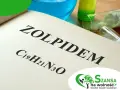Zolpidem, jego wzór chemiczny C19H21N3O, na tle laboratoryjnym. Logo "Szansa na wolność" sugeruje pomoc w leczeniu uzależnień.