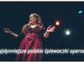 Wybitny polski śpiewak operowy w historycznym stroju na scenie, z rękami uniesionymi w geście.