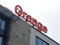 Na dachu budynku widnieje czerwony napis "Orange". Czy to tylko nazwa firmy, czy może symbol, że niektórzy oszuści wykorzystują tę markę do swoich niecnych celów?
