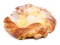 Słodka drożdżówka z serem, oblana lukrem. Idealna na przekąskę, choć warto sprawdzić jej drożdżówka z serem kcal.