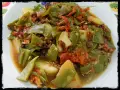 Judías verdes tiernas con patatas y trocitos de jamón, cocinadas en olla express. Un plato casero y delicioso.