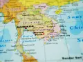 Mapa Azji z zaznaczonymi Tajlandią, Kambodżą i Wietnamem. Widoczne stolice: Bangkok, Phnom Penh.