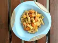 Kolacja dla niemowlaka 9 miesięcy: makaron fusilli z marchewką i ziemniakami, doprawione ziołami.