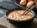 Pikantny sos spicy mayo, idealny do sushi. Prosty przepis na kremowy dodatek.