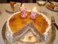 Tarta San Marcos con velas de cumpleaños número 28, lista para celebrar.
