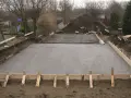 Solidny fundament z betonu i zbrojenia, gotowy na nowy dom.