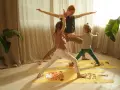Eine Frau und zwei Kinder üben Yoga auf bunten Matten. Die Kinder haben Spaß bei den Yoga-Übungen.