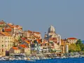 Widok na miasto Szybenik z katedrą i portem pełnym łodzi. Wiele atrakcji czeka na odkrycie w tym malowniczym chorwackim mieście.