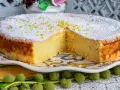 Un moelleux au citron, saupoudré de sucre glace et de zestes, attend d'être dégusté. Sa texture aérienne promet un délice.