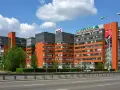 Nowoczesne budynki biurowe z logo Compensa Vienna Insurance Group. Opinie o vienna life są tu pewnie pozytywne.