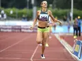 En löpare med nummer 144, kanske Lovisa Lindh, kämpar på friidrottsbanan.