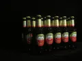 Rząd butelek piwa Amstel. Lepiej 2 drinki czy 2 piwa? Wybór należy do Ciebie, ale te piwa wyglądają kusząco.