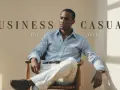 Uomo con camicia azzurra e pantaloni chiari, un look business casual perfetto per l'estate.