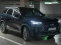 Ciemnozielony Chery Tiggo 8 na parkingu. Sprawdź atrakcyjną chery tiggo 8 cena i poznaj jego możliwości.