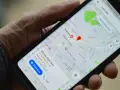 Szukasz rzeźnika? Geolokalizacja co to? Telefon pokazuje mapę Google z zaznaczonym sklepem "Morley Butchers" w Crouch End.