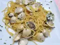 Pyszne Spaghetti con le Vongole przepis. Aromatyczny makaron z małżami i natką pietruszki, gotowy do podania.