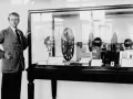 John Logie Baird prezentuje swój wynalazek – pierwszy telewizor na świecie. W gablocie widać dyski Nipkow i silniki.