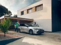 Para wsiada do srebrnej corolla hybrid, gotowa na rodzinną wycieczkę.