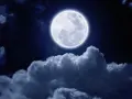 Jasna pełnia księżyca nad chmurami, nocne niebo pełne gwiazd, idealne do nocnych zaklęć.