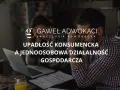 Para zmartwiona analizuje dokumenty przy laptopie. Temat: upadłość firmy jednoosobowej a długi.